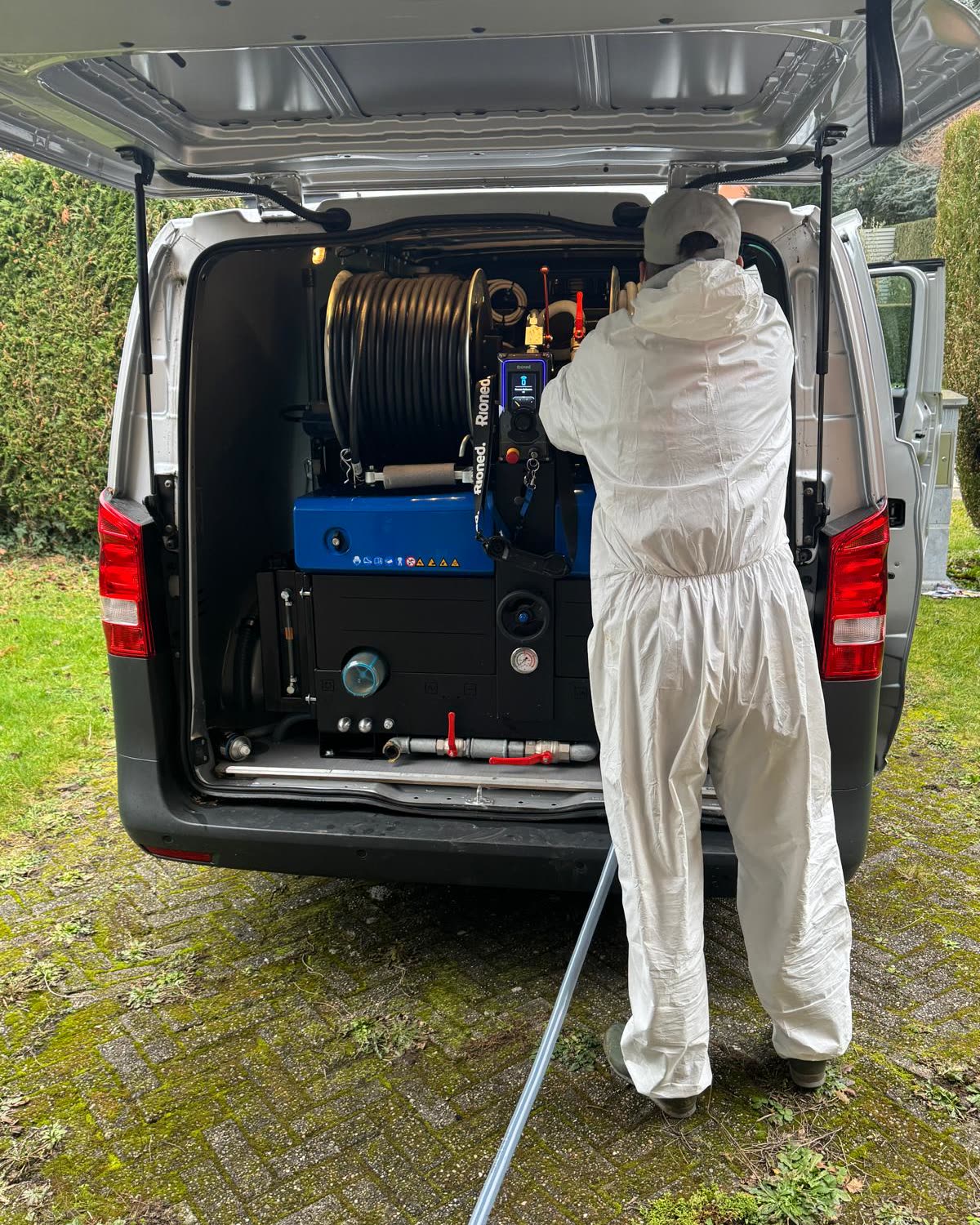 Rioned UrbanJet hogedrukmachine ingebouwd achteraan in de bestelwagen.