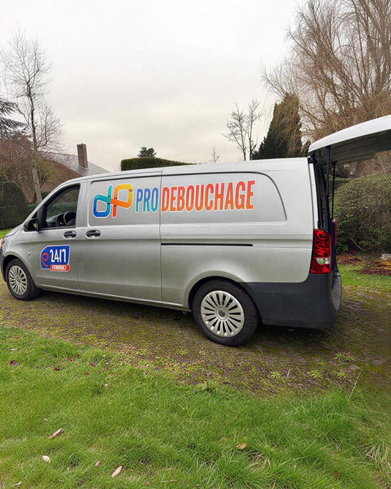 De bestelwagen van Pro Débouchage, achterdeuren open, klaar voor de interventie.