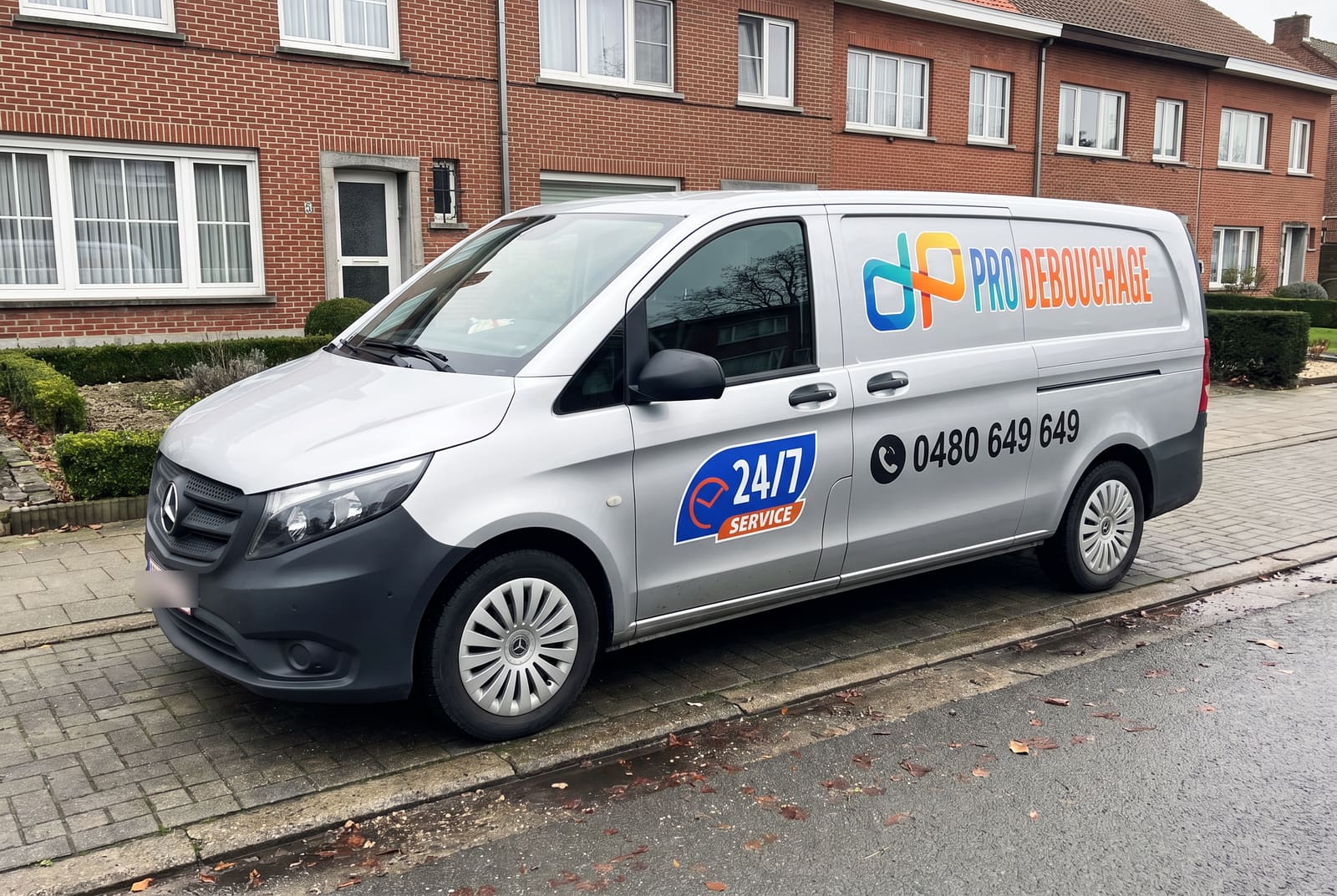 De bestelwagen van Pro Débouchage, een grijze Mercedes Vito, geparkeerd in een Belgische woonstraat.